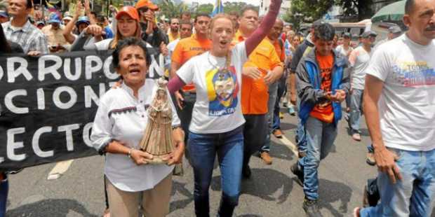 Foto | EFE | LA PATRIA  Lilian Tintori (centro), esposa del líder opositor venezolano Leopoldo López. 