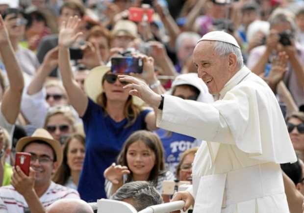 Foto | Maurizio Brambatti - Efe | LA PATRIA El papa Francisco saluda a su llegada a una audiencia general en la Plaza de San Ped