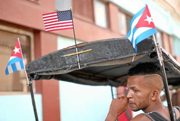 El conductor de un bicitaxi espera la llegada de clientes en La Habana (Cuba).