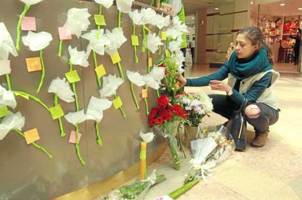 El centro comercial reabrió hoy sus puertas y los primeros visitantes que llegaron al lugar llevaron flores y tarjetas para home