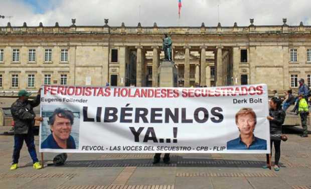 En la Plaza de Bolívar de Bogotá se realizó una manifestación para pedir la liberación de los periodistas holandeses Derk Johann