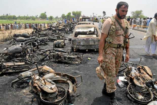 Carros y motos quedaron en cenizas en una carretera nacional cerca de la localidad de Bahawalpur, en la provincia de Punyab.