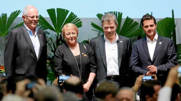 El presidente de Perú, Pedro Pablo Kuczynski; la presidenta de Chile, Michel Bachelet; el mandatario de Colombia, Juan Manuel Sa