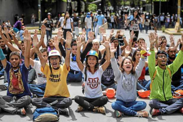 Decenas de personas participaron en una concentración para exigir la libertad de la veintena de estudiantes detenidos el jueves 