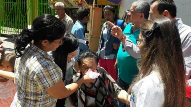 Doña Ligia Mejía al momento de la caída después de tropezar con un tache.