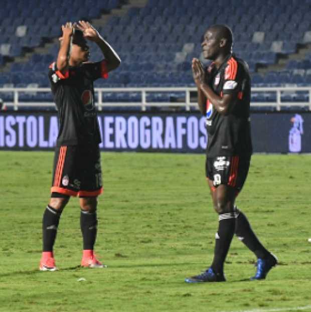 Lamentos de Juan Camilo Hernández (izquierda) y Cristian Martínez Borja por no conseguir la anotación. Lamentos de Juan Camilo Hernández (izquierda) y Cristian Martínez Borja por no conseguir la anotación.