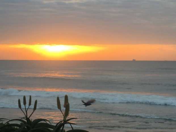 En este lado del mundo el sol se asoma sobre el mar.