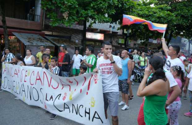 "Arauca se cansa", con letreros como este los habitantes marcharon hace poco para exigir que les devuelvan el escenario deportiv