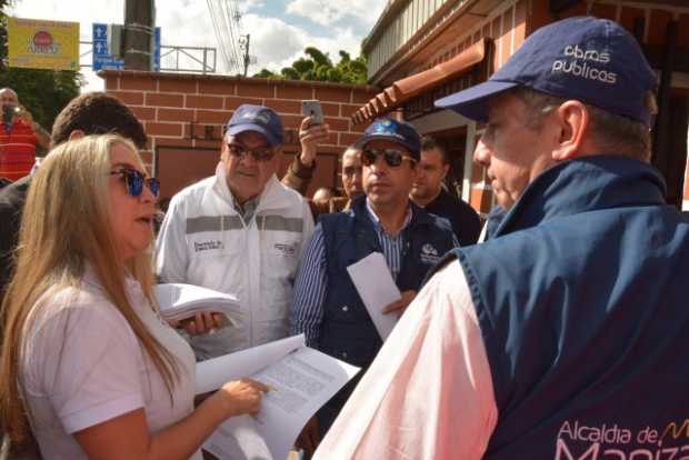 Momento en que la defensora del Pueblo, Jazmín Gómez, entregaba la carta de advertencia a los funcionarios de la Alcaldía.