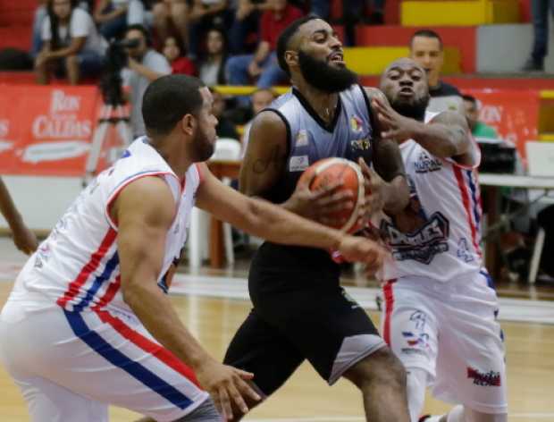 El canadiense Ashton Smith (centro) es uno de los jugadores destacados de Sabios en la Liga de Transición de Baloncesto. 