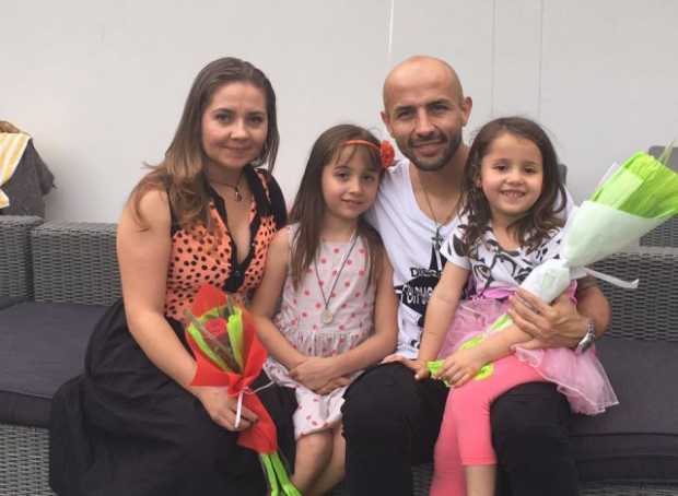 El futbolista manizaleño Elkin Soto con su esposa, Lina Alzate, y sus hijas Laura y Valerie.
