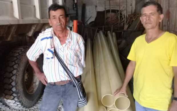 Integrantes de la junta de acción comunal recibieron la tubería que entregó la Alcaldía de Anse