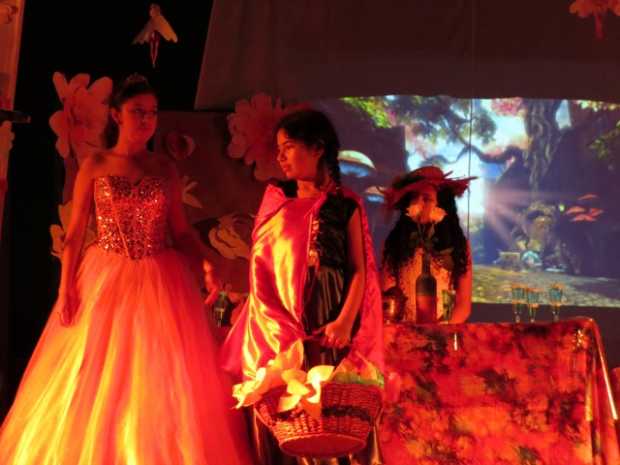 Fotos | Cortesía Colegio San Luis | LA PATRIA  La puesta en escena de jardines mágicos apoyó las historias mitológicas de los es