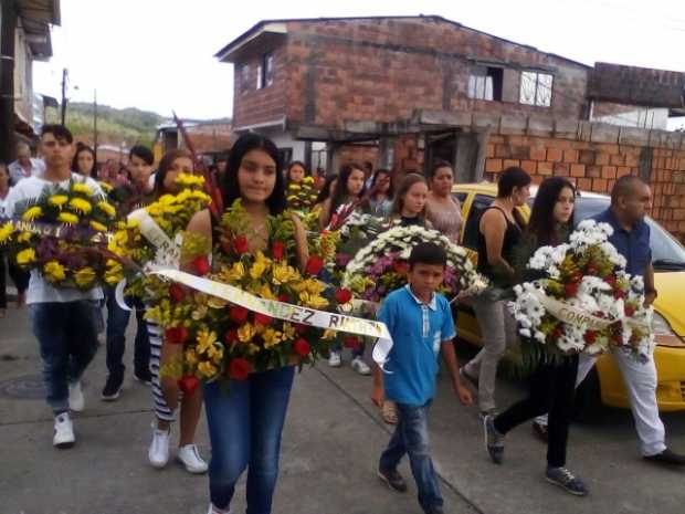 Las exequias se llevaron a cabo ayer en Samaná. La comunidad acompañó el ferétro hasta el cementerio.