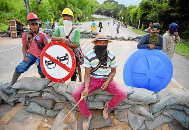 Indígenas bloquean la carretera Panamericana en el departamento del Cauca. 