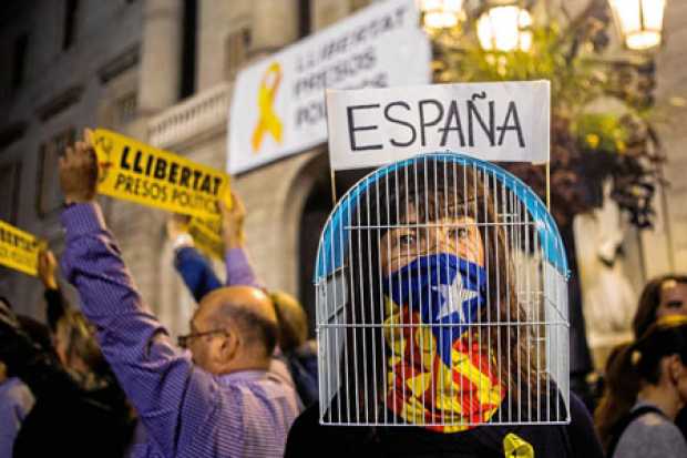 Concentración frente al Ayuntamiento de Barcelona, convocada por las entidades soberanistas, para exigir la libertad de los exco