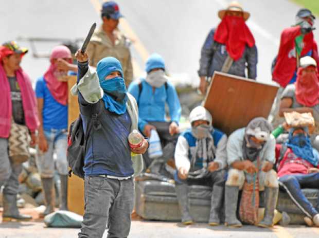 Los indígenas paralizan desde el 30 de octubre carreteras claves como la Vía Panamericana a su paso por el Cauca 