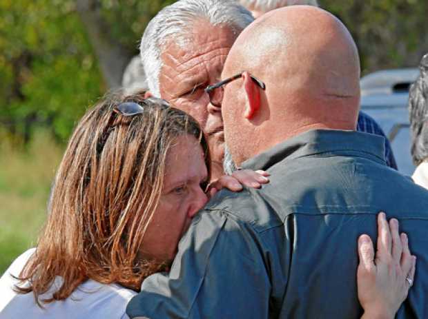 Sherri Pomeroy, abraza a su marido, Frank Pomeroy, el pastor de la iglesia baptista de Sutherland Springs, quienes perdieron a su hija Annabelle. Sherri Pomeroy, abraza a su marido, Frank Pomeroy, el pastor de la iglesia baptista de Sutherland Springs, quienes perdieron a s