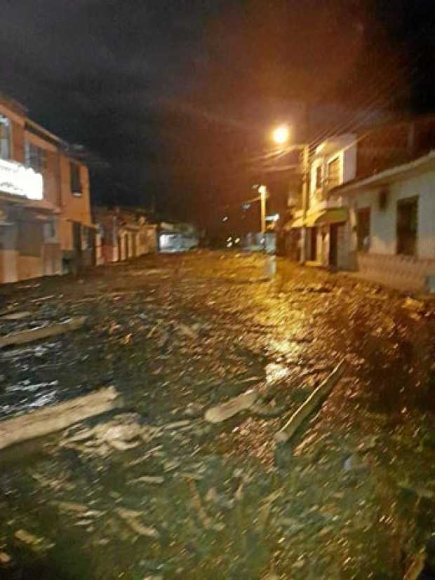 Decenas de familias debieron ser evacuadas. El agua se metió a las casas. 