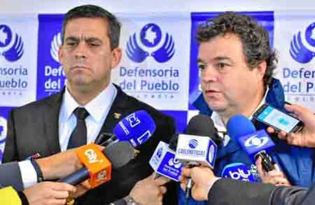  El Defensor del Pueblo, Carlos Alfonso Negret (d) y al presidente de ACDAC, el capitán Jaime Hernández (i) anunciaron ayer la s