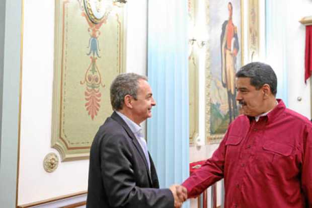 El presidente venezolano, Nicolás Maduro, saluda al expresidente del Gobierno español José Luis Rodríguez Zapatero.