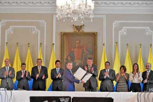 El presidente, Juan Manuel Santos, reglamentó la Ley 1819 de 2016 que permite que los empresarios financien obras y paguen parci