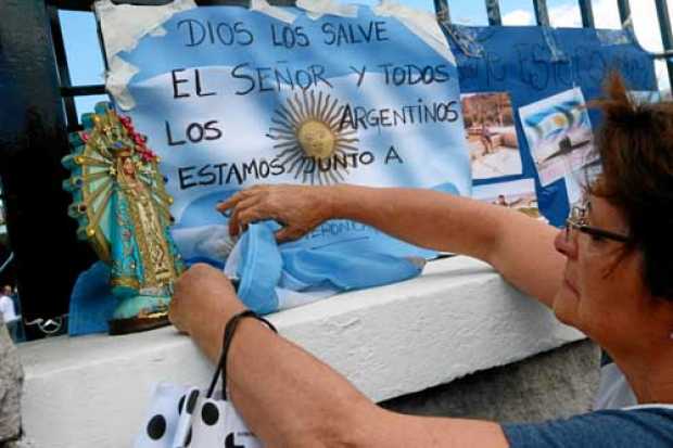 Una mujer deja un mensaje a los tripulantes del submarino ARA San Juan en una base naval de Mar del Plata (Argentina). 