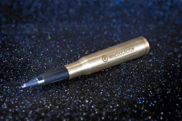 El bolígrafo hecho con una bala de fusil con el cual se firmó el acuerdo de paz con las Farc. 