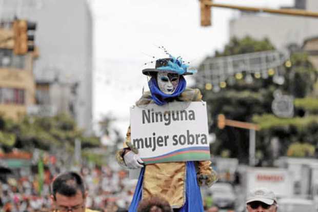 Activistas participan en una manifestación con motivo del Día Internacional de la Erradicación de la Violencia contra las Mujere