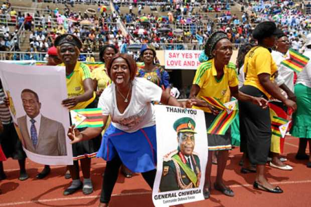 Ciudadanos celebran el nombramiento del presidente provisional de Zimbabue, Emmerson Mnangagwa, durante su ceremonia de jurament