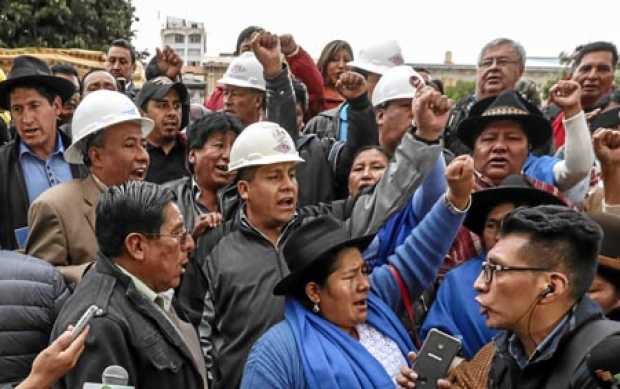 Seguidores de Evo Morales celebran en Plaza Murillo, de La Paz (Bolivia), el fallo del Tribunal Constitucional que habilita al m