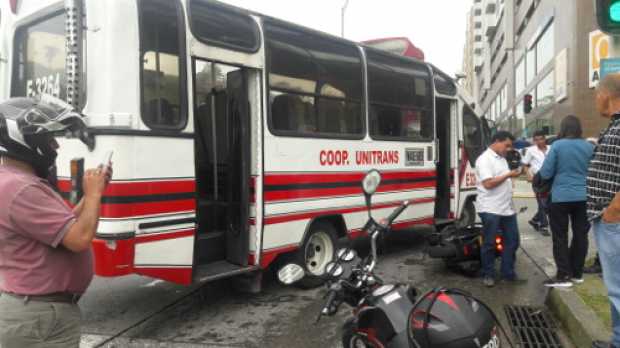 Choque entre una buseta y una moto generó trancón en la avenida Kevin Ángel 