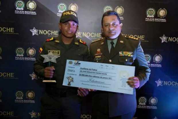 Juan Sebastián Osorio, de 20 años. Recibió el premio de manos del general Jorge Armando Nieto Rojas, director de la Policía.