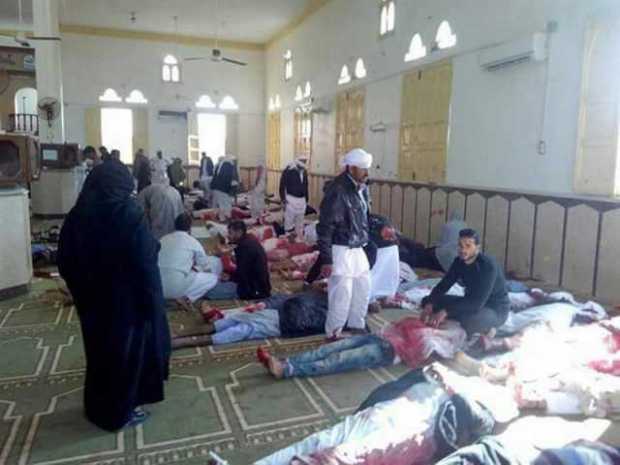 Varias personas permanecen junto a cuerpos sin vida en el interior de la mezquita contra la que se perpetuó el ataque.