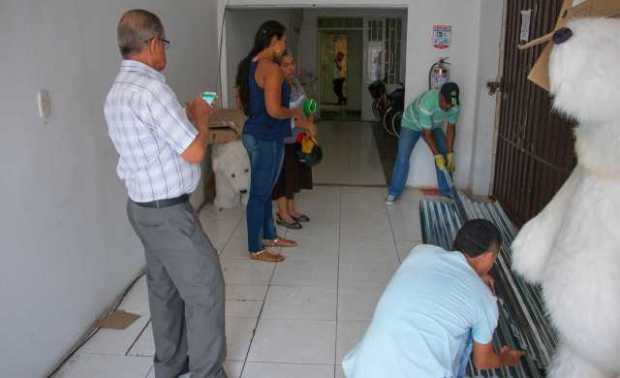 La División de Gestión del Riesgo de Desastres entregó tejas para que damnificados por las lluvias e incendios reparen sus casas