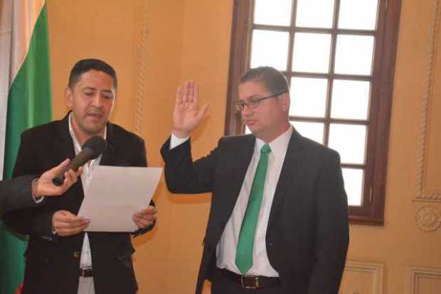 El secretario Jurídico de Caldas, Alejandro Franco, tomó el juramento ayer a Juan Felipe Álvarez en su cargo de secretario de In