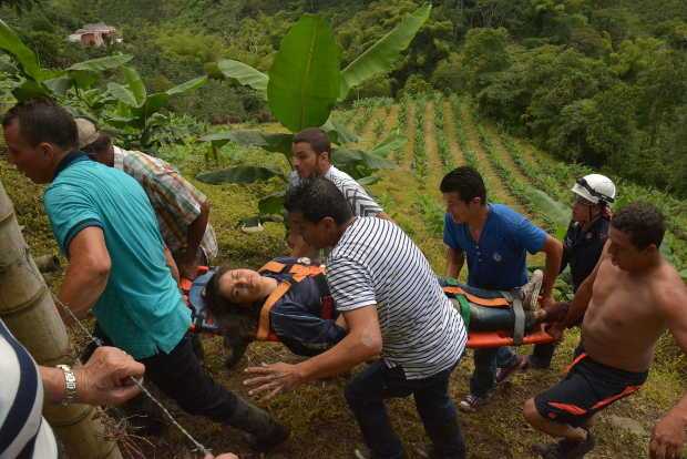 La comunidad ayudó al rescate de los lesionados.