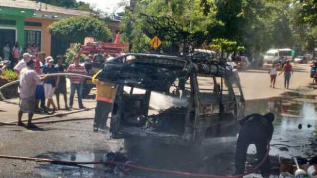 Dos carros quedaron incinerados