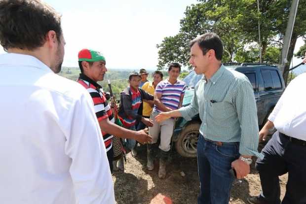 Ministro del Interior, Guillermo Rivera, en diálogos con indígenas del Cauca. 