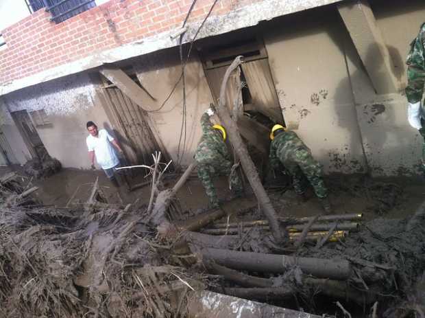 El Ejercito Nacional es uno de los grupos que adelanta labores de rescate en el municipio. 