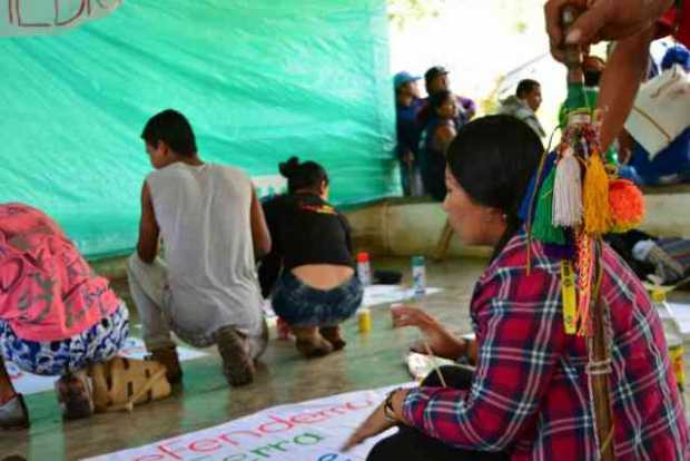 Indígenas de Caldas tenían todo listo para salir a marchar ayer, pero al presentarse disturbios hacia el mediodía, en sectores aledaños a Supía, no lo pudieron hacer. Hoy esperan poder hacerlo. Indígenas de Caldas tenían todo listo para salir a marchar ayer, pero al presentarse disturbios hacia el mediodía, en sectores a