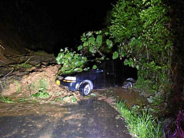 Los deslizamientos en la vía a La Cabaña, sector Farallones, dejaron dos carros atrapados. 