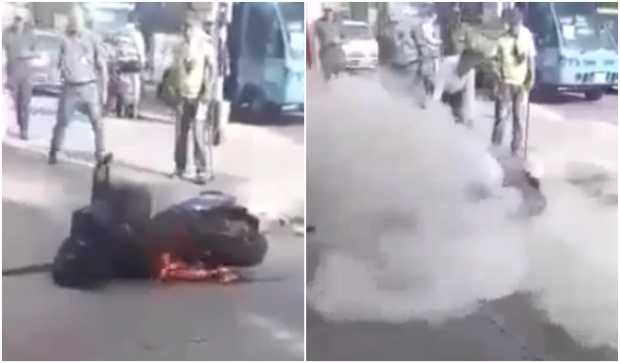 La moto ardió unos 20 segundos. Un comerciante apagó el fuego