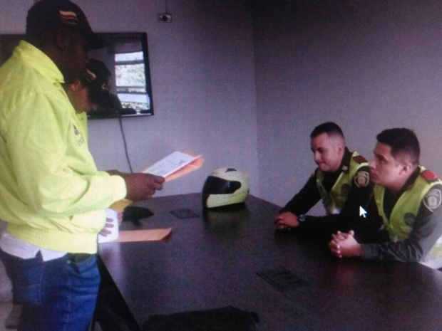 Momento en que les notifican de la captura a los dos patrulleros. Momento en que les notifican de la captura a los dos patrulleros.