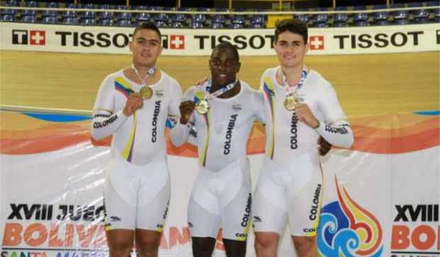 Santiago Ramírez (a la derecha), con sus compañeros de equipo, medallistas de oro en Cali.