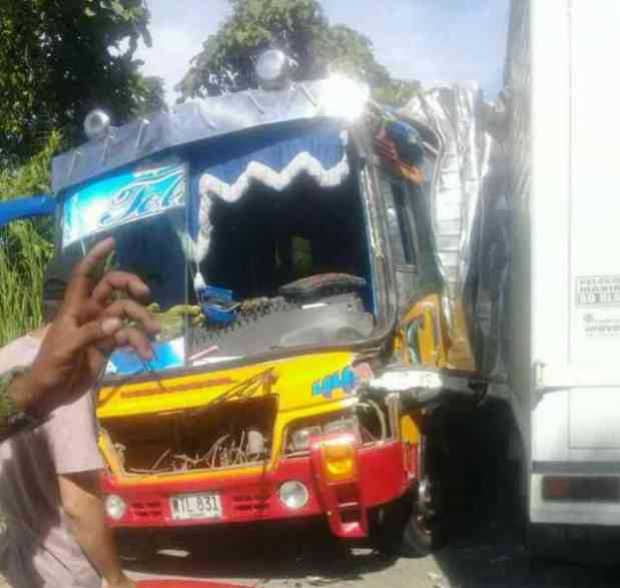 Choque entre camión  y bus, con 11 lesionados en La Dorada