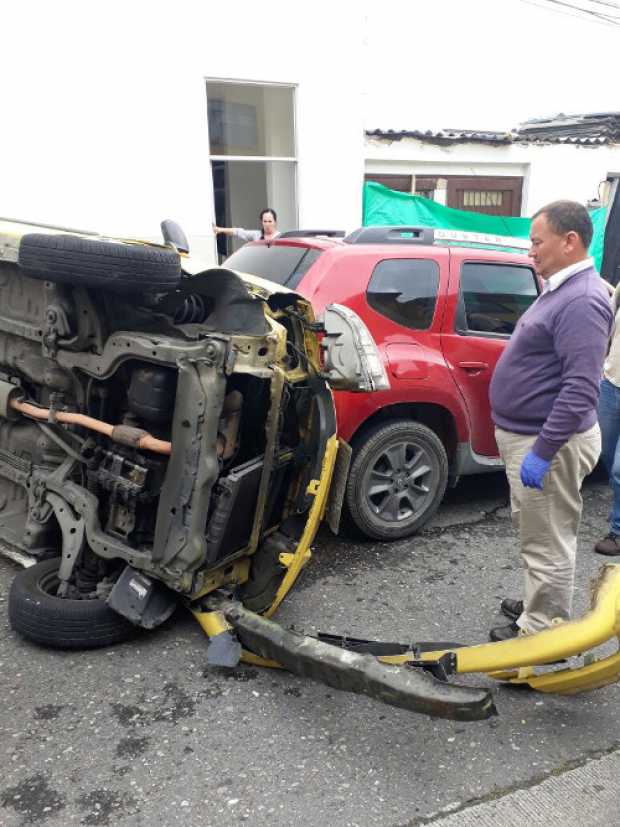 Accidente múltiple ocasionó volcamiento de un taxi 