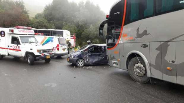 Se presentó una colisión frontal entre un bus y un carro particular en la vía Manizales - Bogotá 