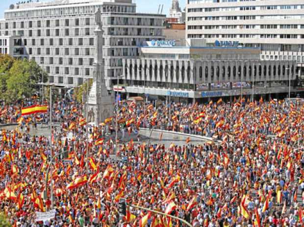 Vista general de la concentración convocada por la Fundación para la Defensa de la Nación Española (Denaes), en la Plaza de Coló