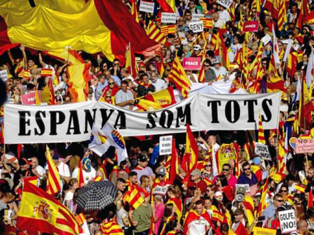 En Barcelona miles de personas se pronunciaron en contra de la independencia de Cataluña y a favor de la unidad de España, en un